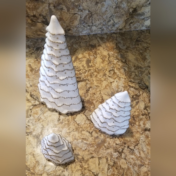 Set of 3 ceramic christmas trees. White with silver lining. - Picture 3 of 3